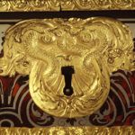 boca llave en mueble antiguo