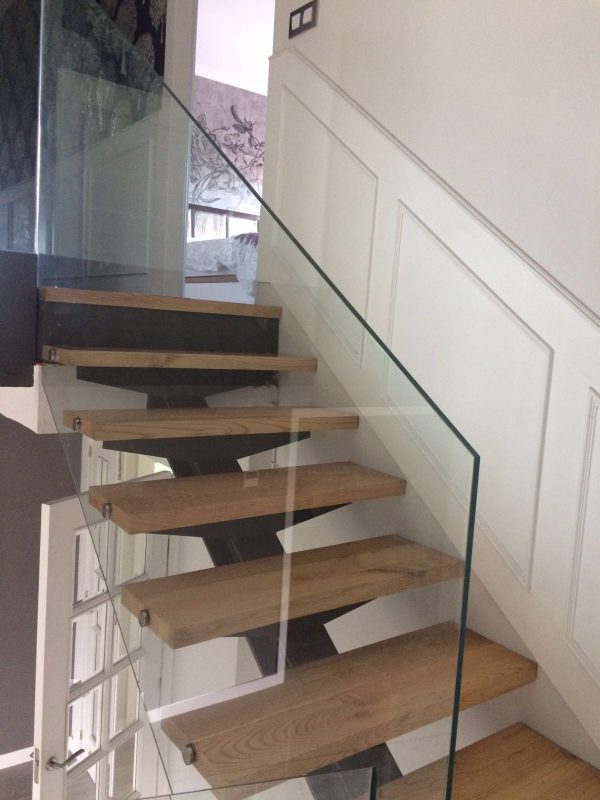 escalera de diseño de madera maciza de Fresno