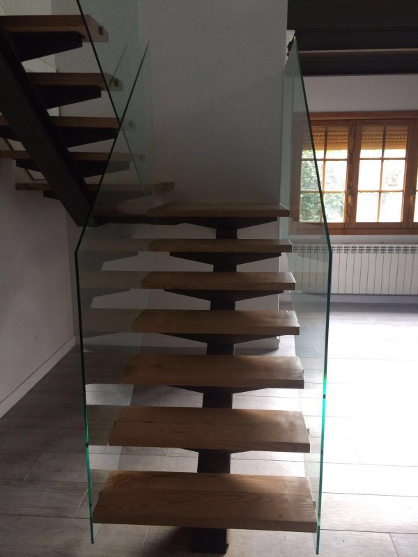 Escalera moderna con peldaños de madera de madera de fresno