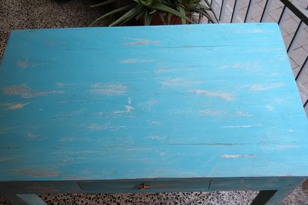 mesa auxiliar de madera pintada