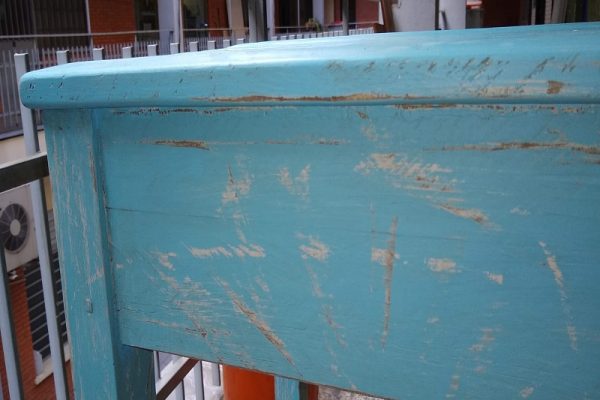 mesa auxiliar pintada a mano