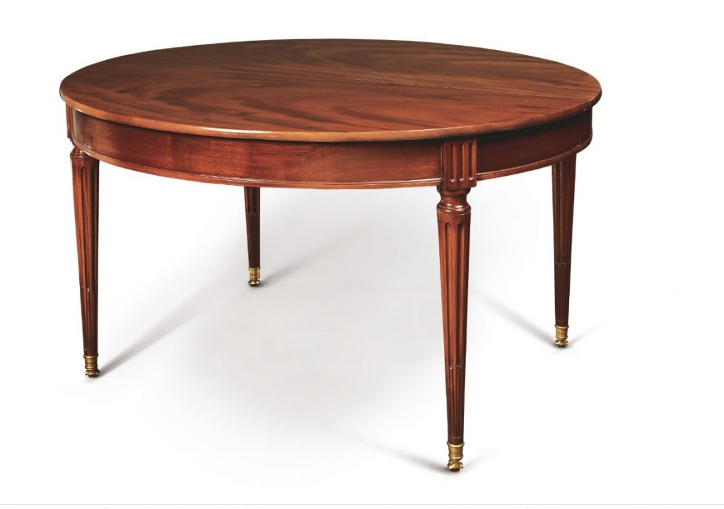 Mesa de comedor en madera de caoba