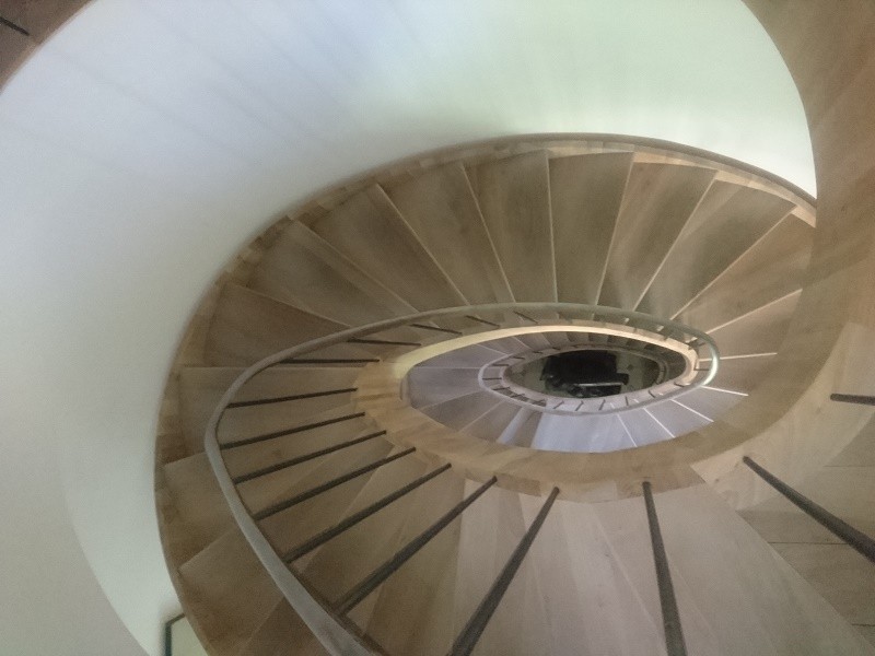 escalera de madera natural de nogal